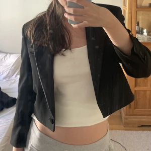 Croppad kavaj - Så fin croppad kavaj från Zara, Storlek XS💖