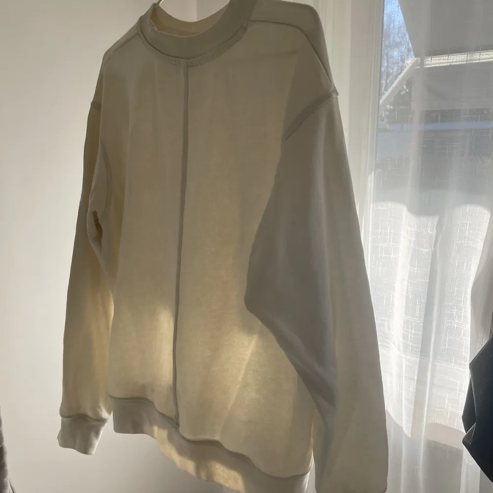 Säljer denna sweatshirt från hm! Perfekt som ett basic plagg😽Storlek L men sitter oversized på m eller under! Skriv vid frågor💓. Hoodies.