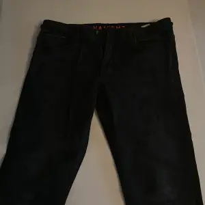 Snygga svarta jeans med slitningar, slitningarna är menade att vara på jeansen 