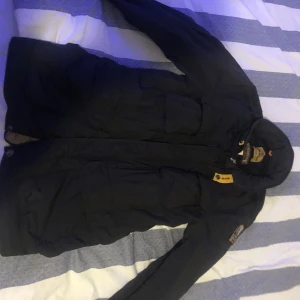 Pjs windbreaker - Tja! Tänkte se om nån kanske e sugen på o köpa jackan,den e skön men har lite små saker som behöver fixas,typ att det saknas några knappar,men de e det ända!