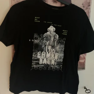 T-shirt med IT tryck  - Har används någon gång och är i storlek xs 💗