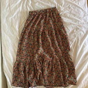 Långkjol med volang - Långkjol med volang köpt second hand