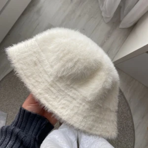 Fluffig buckethat  - Lite foundation på insidan, men annars är den i jättefint skick!