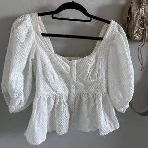 By malina blus - Sååå fin blus från by Malina! Perfekt till vår och sommaren💐💕 Storlek M men passar S också. Nypris runt 1500💕