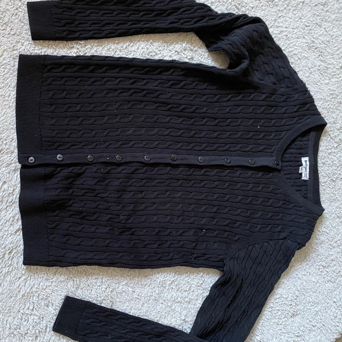 Stickad tröja med knappar