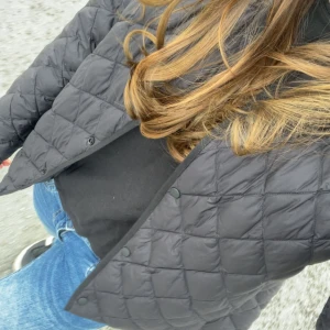 Svart uniqlo jacka - Säljer min svarta uniqlo jacka jag haft ca 3 månader, inge defekter eller fläckar, passar till allt❤️