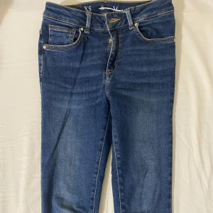Jeans feån Bikbok - Storlek xs, köpta för 599 och säljs för 150kr