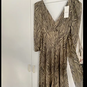 Adoore klänning Zebra  - Finns inte kvar på hemsidan 🦓 Prislappen sitter kvar, klänningen är aldrig använd. Den är tyvärr för liten för mig.. Skulle säga att den även passar en strl 34.  Klänningen har markerade axlar och ett band som knyts i ryggen. V-ringad framtill. 