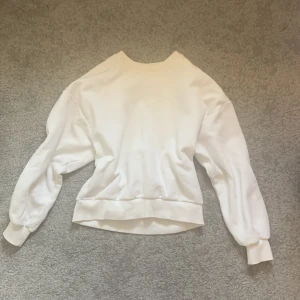 Vit långärmad tröja  - Jätte fin långärmad vid tröja i bra skick, inga fläckar. 