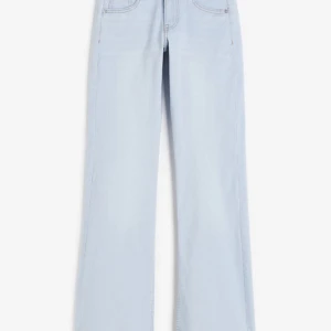 Flare low bootcut jeans - Användt en tal gånger jätte bra skick inga hål eller fläckar,säljer därför att jag inte använder low jeans längre 