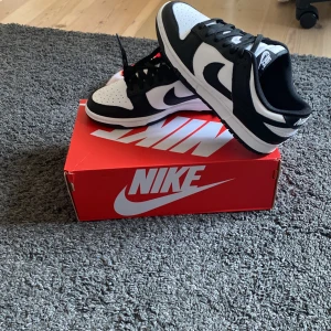 Nike dunk low retro/ Panda  - Skorna är helt nya aldrig använda. Storlek 42,5. Köpta i nike butik i Monte- Carlo/ Monaco. Både box och kvitto finns med. Hör av dig vid intresse. Pris kan diskuteras 