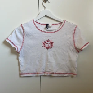 Skit snygg crop top - Snygg crop top från hm som är perfekt till sommaren. 