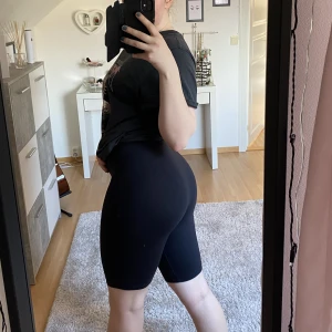 Snygga bikershorts med brett waistband - Inte träningsmeterial, jag har för mig att det är bomull, Stl S/M köpta på jeansbolaget, märket /STAY, no see through och sitter uppe oavsett aktivitet