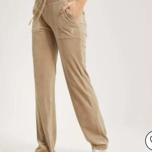 Jeans  - Säljer mina juciy couture byxor då dem ej kommer till användning, köptes för ungefär 1 månad sen å knappt använda. Nypris 1099kr ej förhandlingsbart pris