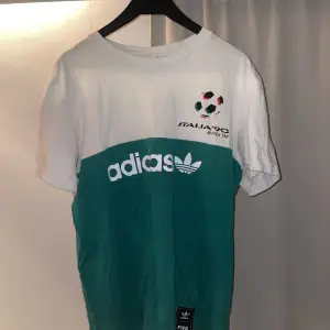 Vit grön T-shirt från adidas med inspiration från EM i Italien 1990