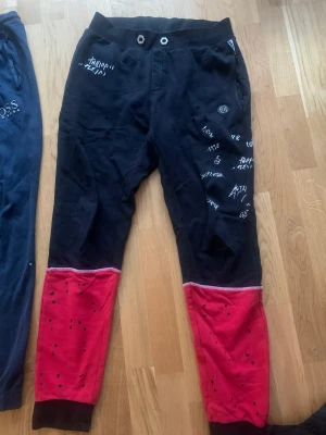 Philip plain byxor äkta  - Philip plain mjukis i bra skick orginalpris 4500 säljer för 1500 dom är till man och stolen s