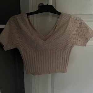 Kort tröja  - Jättefin tröja köpt på SHEIN för ca 2 år sedan. Den är kortare i modellen och går till naveln. Urringad och är i beige 💛 storlek M men sitter tightare 