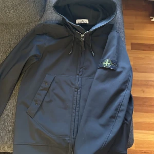 Stone Island Soft Shell-R  - En riktigt skön windbreaker i fint skick. Passar även väldigt bra i regn då den har vatten avvisande material. Nypris 5500kr. Köpt på NK (kvitto medföljer). Skriv för frågor samt fler bilder.