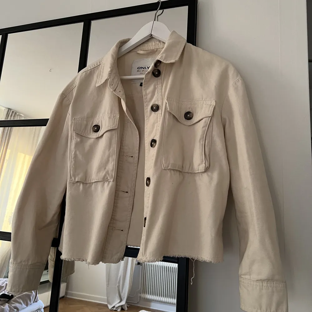 Beige jeansjacka i croppad modell, storlek 34  200kr + frakt 📦 . Jackor.