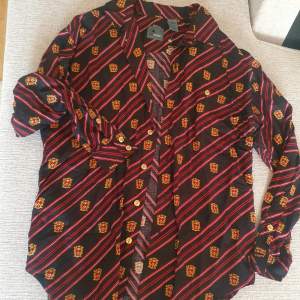 Vintage skjorta. Mycket fint skick. Säljes pga för liten storlek.   Häftigt mönster och urtagbara axelvaddar. 