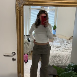 Lågmidjade kostymbyxor  - Coola lågmidjade kostymbyxor som är långa, säljer då de ej kommer till användning😃de är i storlek 32 men skulle säga att de sitter mer som en M (jag är 171) 