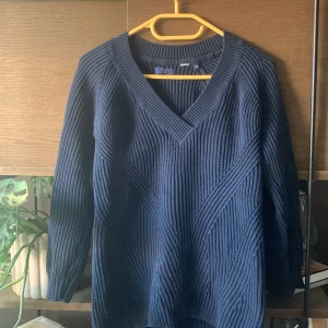 Marinblå Ganttröja - Marinblå tröja i 90% bomull och 10% polyamide. Märke Gant. Storlek XS. Kommer tyvärr inte till användning längre, men i fint skick.  Köparen står för frakt.