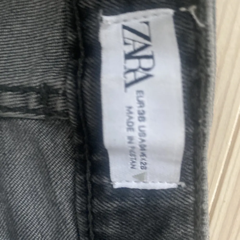 Säljer ett par svarta/mörkgråa jeans från zara eftersom dem blivit för små. Använd få gånger. . Jeans & Byxor.