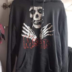 Ekta misfits band tröja i tjockare material som håller värmen bra under lätt kalla kvällar.  Odenarie pris var 899kr