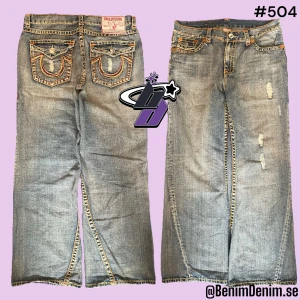 true religion jeans - sjukt baggy trueys i modellen Joey Super T, tagen säger 38/33😈ytterben 100cm😈innerben 80cm😈midja rakt över 47cm😈benöppning 28cm😈modellen är 182cm😈flaws, distressed