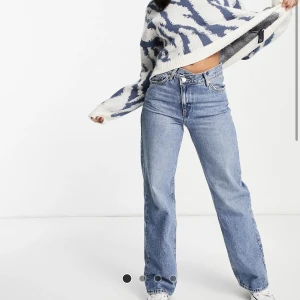korsad midja jeans - Riktigt snygga straight jeans i midrise perfekt i längden för mig som är 158. Passar till allt och slutsålda. Säljer då den inte kommer till användning. Använd 1 gång Max. Frakt tillkommer.