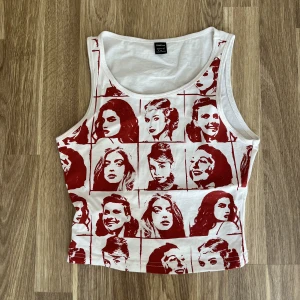 Topp - Topp med tryck. Storlek S