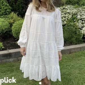 Studentklänning - Säljer denna fina klänning från By Malina. Jättefin kvalite som nyskick!    Storlek S☀️Funkar perfekt som studentklänning🫶🏼köpt för ca 2000!