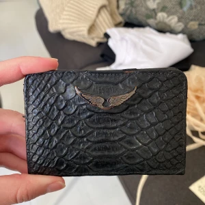 Zadig korthållare  - Zadig korthållare, i ett använt skick men fortfarande super fin! 