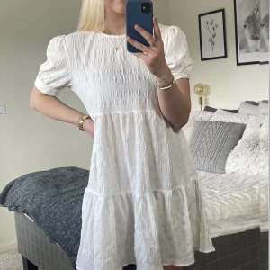 Vit Student/Sommarklänning  - En jättefin och skön klänning i bra kvalite och använd fåtal gånger. Fungerar perfekt som studentklänning men lika bra på en vanlig sommardag.🌸 Klänningen är i M och från BYIC.