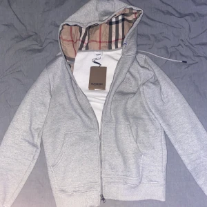 Burberry Zip Hoodie  - Burberry Zip Hoodie storlek L men sitter som M.  10/10 skick