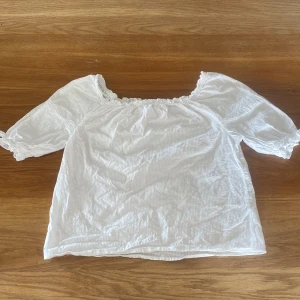 Blus - Bara använd vid 1 tillfälle. Den är storlek 164 men skulle även passat någon med storlek S. Blusen är lite kortare i magen.