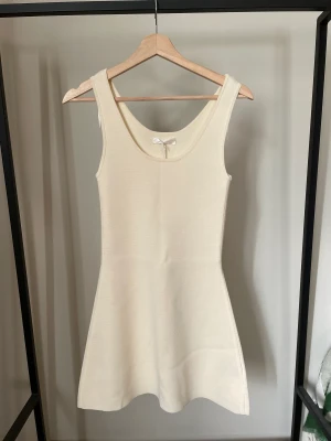 Carin Wester topp - Topp/klänning från Carin Wester i storlek XS. Säljer tillhörande kjol. Aldrig använd, prislapp kvar pga fel storlek. Nypris 599kr.