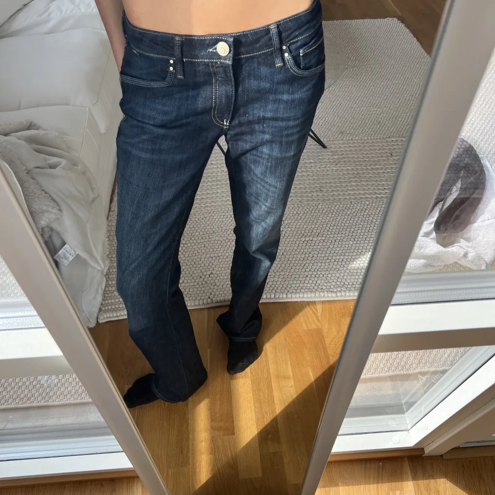 Lågmidjade mörkblå jeans från zalando storlek 29/34! Perfekt skick, säljer pga för stor storlek❤️köpare står för frakt (jag är 175). Jeans & Byxor.