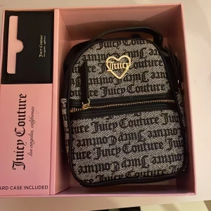 Juicy Cotoure - Säljer en juicy Coutore väska som jag köpte i USA i somras, den har dock tyvärr inte blivit använd så därför säljer jag den nu.  Köparen står för frakten❤️ Nypris: 1800kr