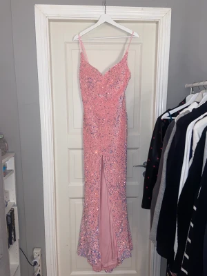 Rosa maxiklänning  - Rosa glittrig klänning med lapparna kvar😍