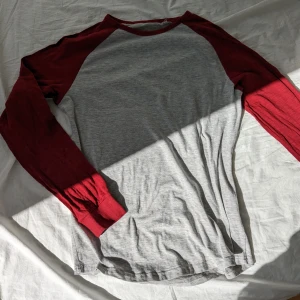 Röd baseball-tee  - Röd och grå baseball-tee 