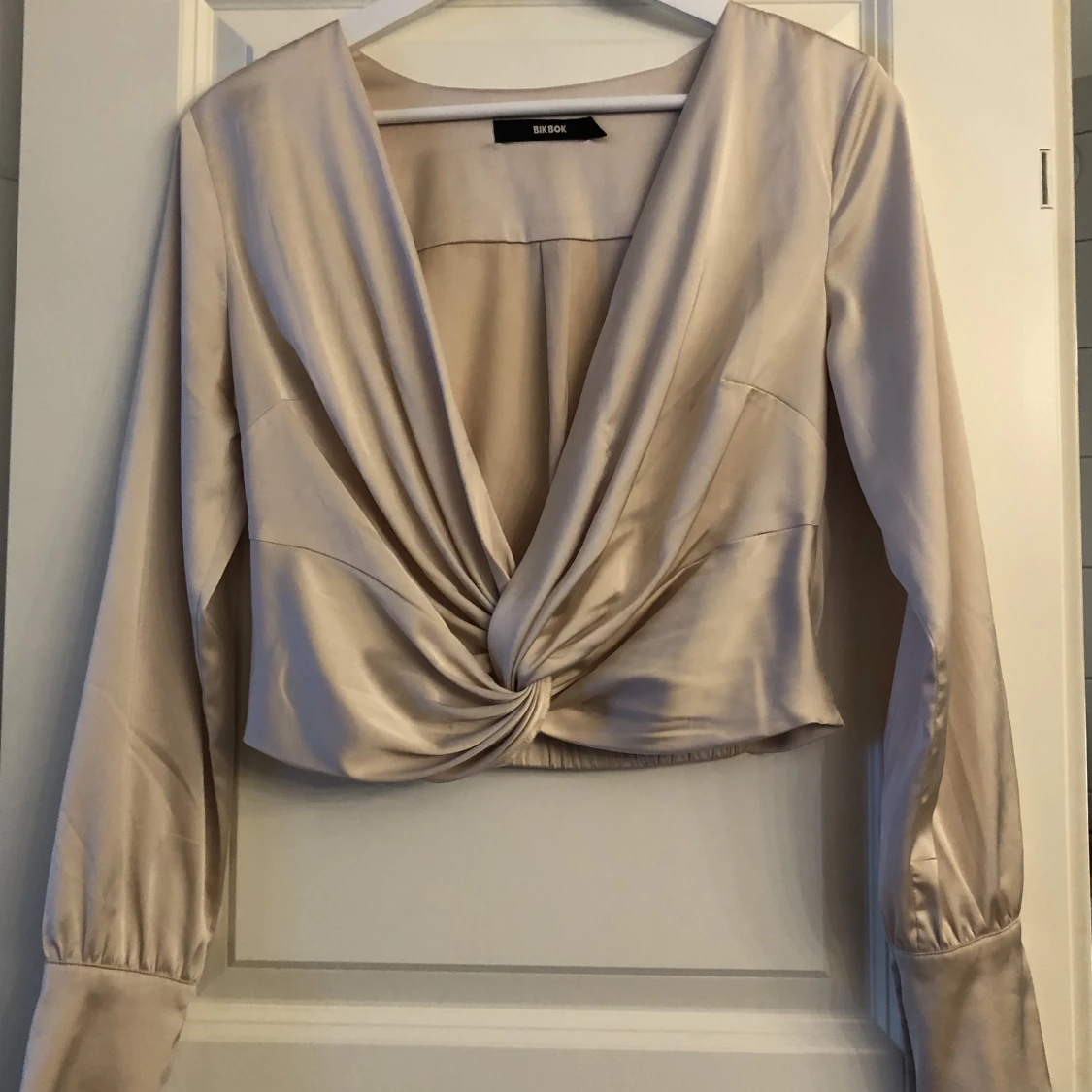 Beige topp satin