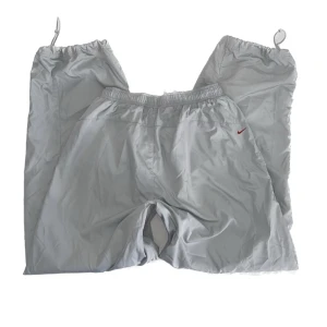 Vintage parachute byxor Nike - Parachute byxor från Nike som är vintage. Storlek L men passar S-L. Midjan 35 cm, innerbenet 76 cm. Skriv vid intresse eller för fler bilder!💘
