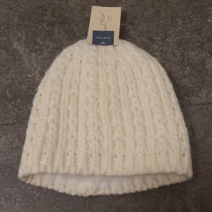 varm vintermössa Hand knit - Vit varm vintermössa från Universal Thread, ord pris 15$