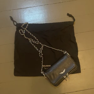 Zadig väska - Säljer denna jätte fina zadig väskan då den it kommer till användning💕De metall kulorna som sitter runt hela väskan är lite slitna men man ser ej på längre avstånd! Väskan är i bra skick💕