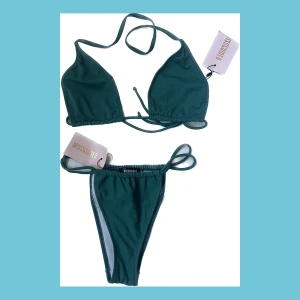 Bikini - Triangelbikini från Missguided! Prislappar kvar. Säljes inte separat, priset inkluderar båda delar.