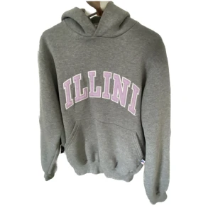 Hoodie med text - Jättemjuk och skön hoodie köpt second hand, i nyskick!💘