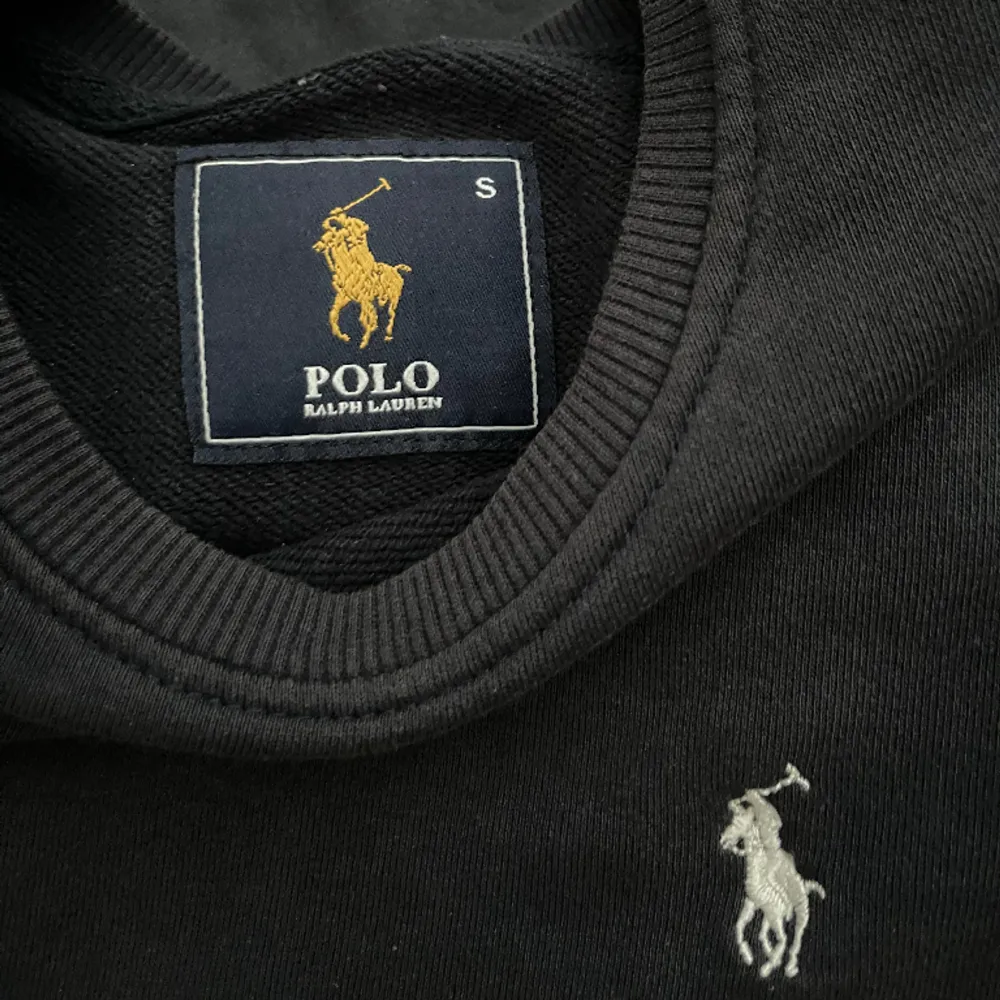 En fin mörkblå Polo Ralph Lauren tröja i väldigt fint skick, inga hål el slitage alls. Använd ett fåtal gånger. . Tröjor & Koftor.