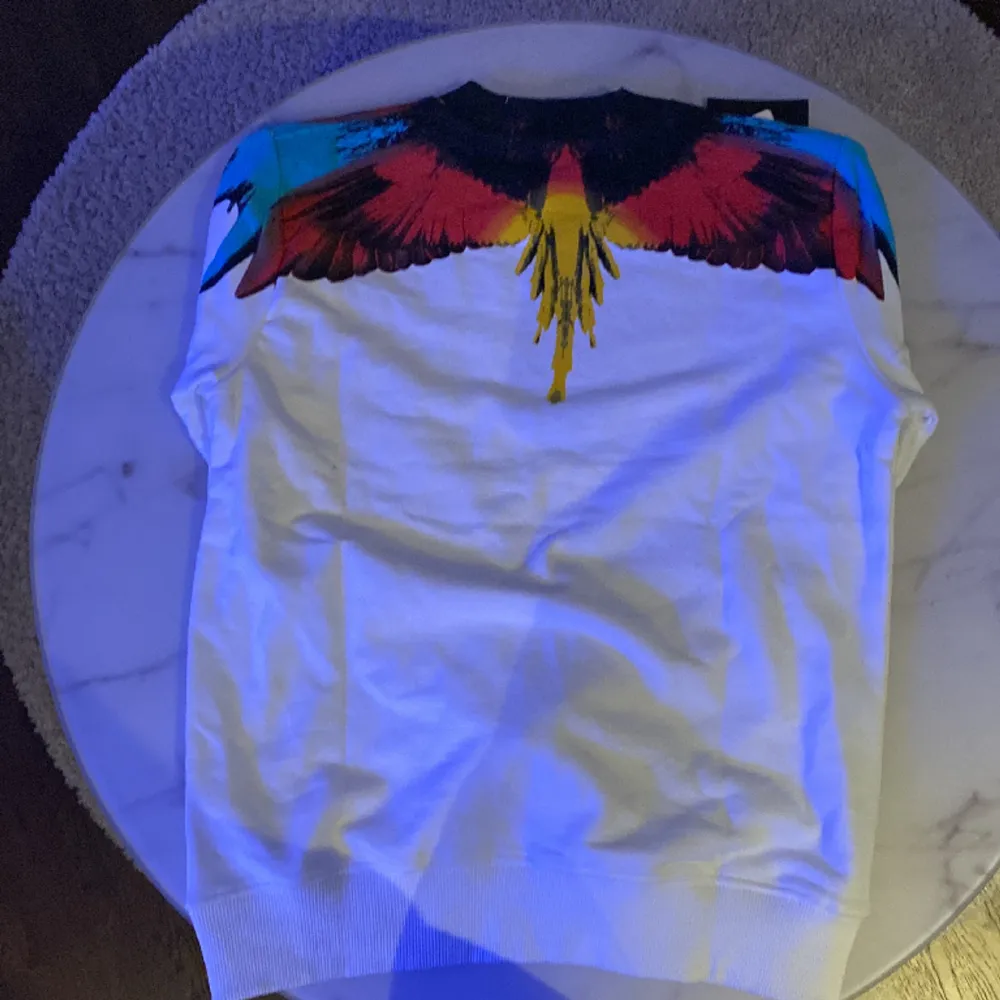 Marcelo burlon Sweatshirt storlek s, Köpte som present till min bror. Men den passade inte. Säljs pågrund av att den inte gick och lämna tillbaks. Tröjor & Koftor.