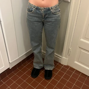 Nakd jeans  - Ljusblåa jeans med en grå underton.  Jag är 172 cm lång - storleken är 36. 